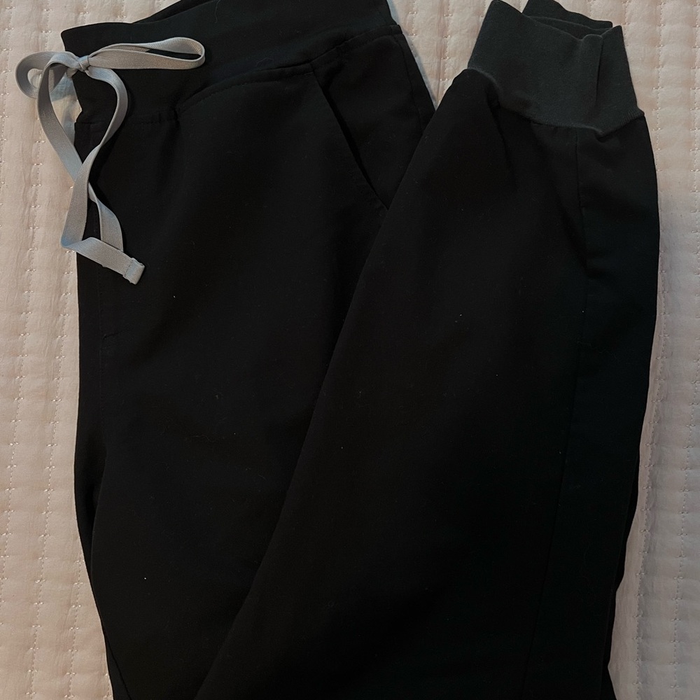 FIGS Women’s black high waisted Zamora jogger scrub pants